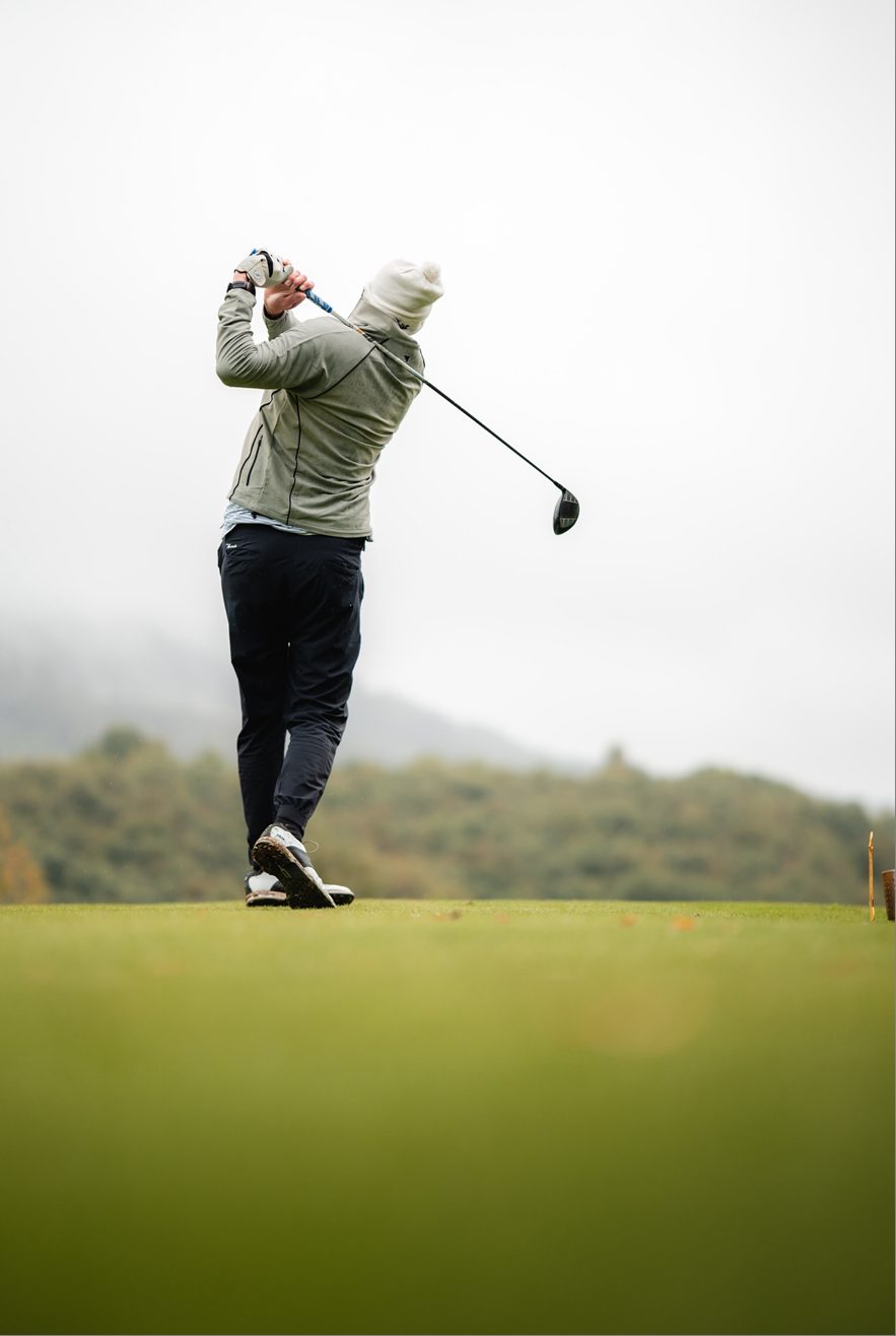 Dr. Jan-Michael Rädecke beim Abschlag auf dem Golfplatz